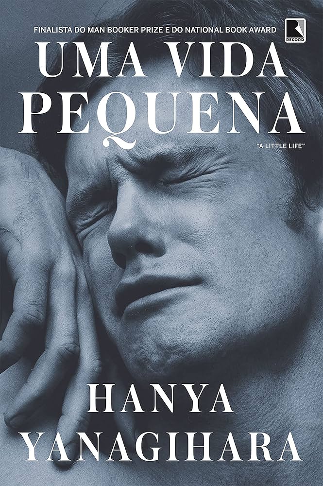 Uma vida pequena, de Hanya Yanagihara (Record). Quando quatro amigos de uma pequena faculdade de Massachusetts se mudam para Nova York em busca de uma vida melhor, eles se veem falidos, sem rumo e amparados apenas por sua amizade e por suas ambições. por Reprodução