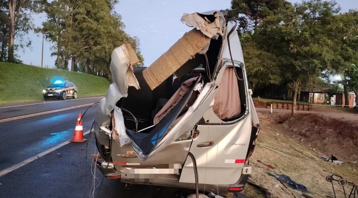 Van que transportava pacientes ficou destruída em acidente