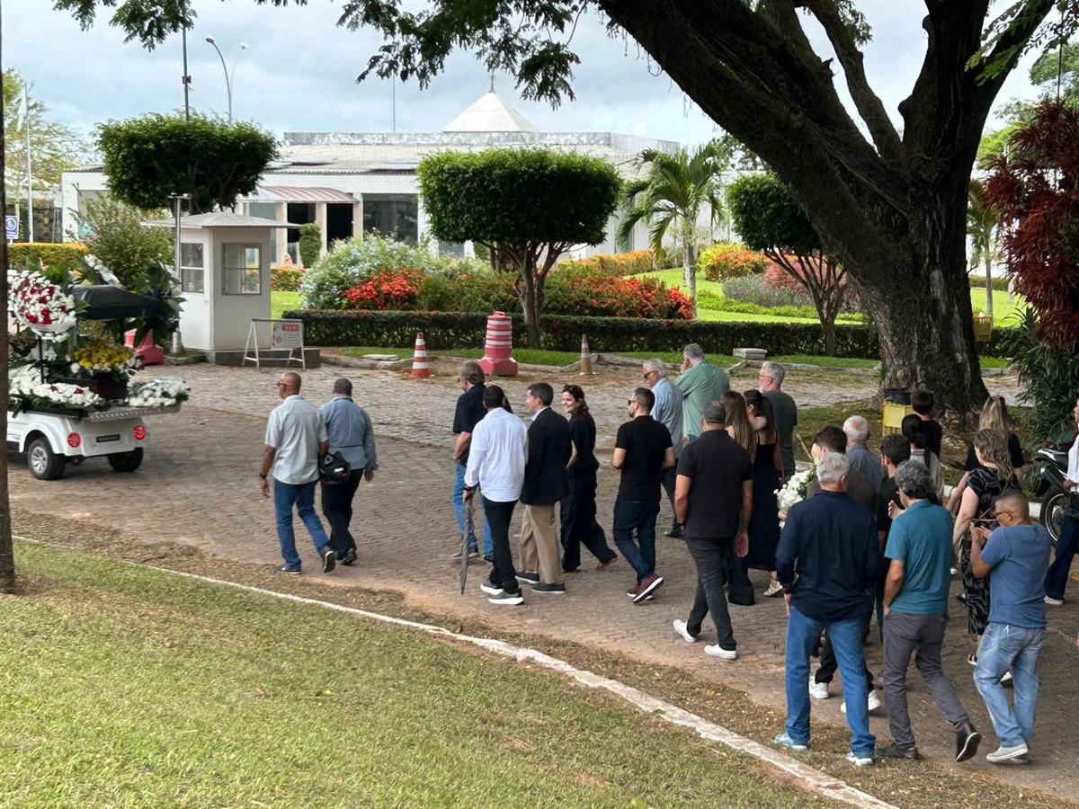 Enterro de Carlos Libório aconteceu no Jardim da Saudade, em Brotas  por Bruno Wendel/CORREIO