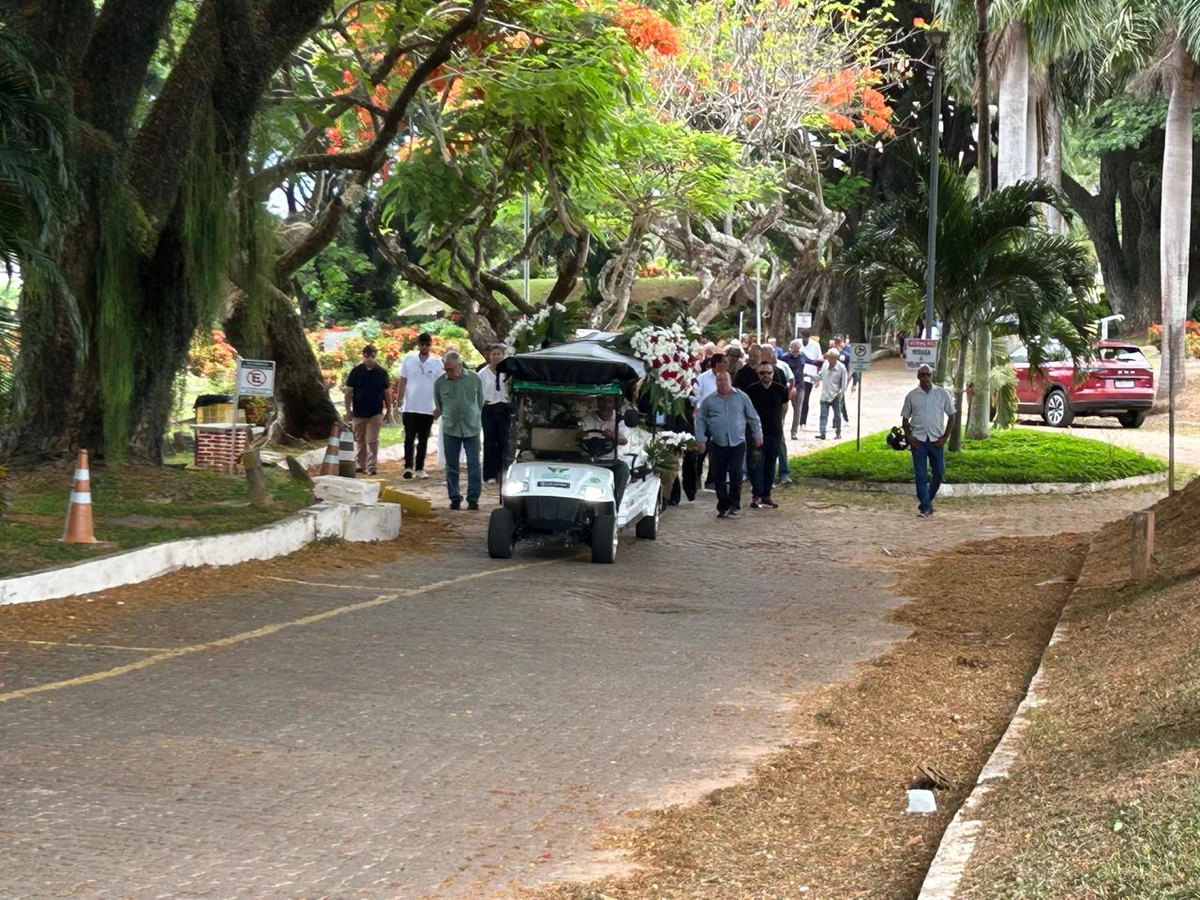 Enterro de Carlos Libório aconteceu no Jardim da Saudade, em Brotas  por Bruno Wendel/CORREIO