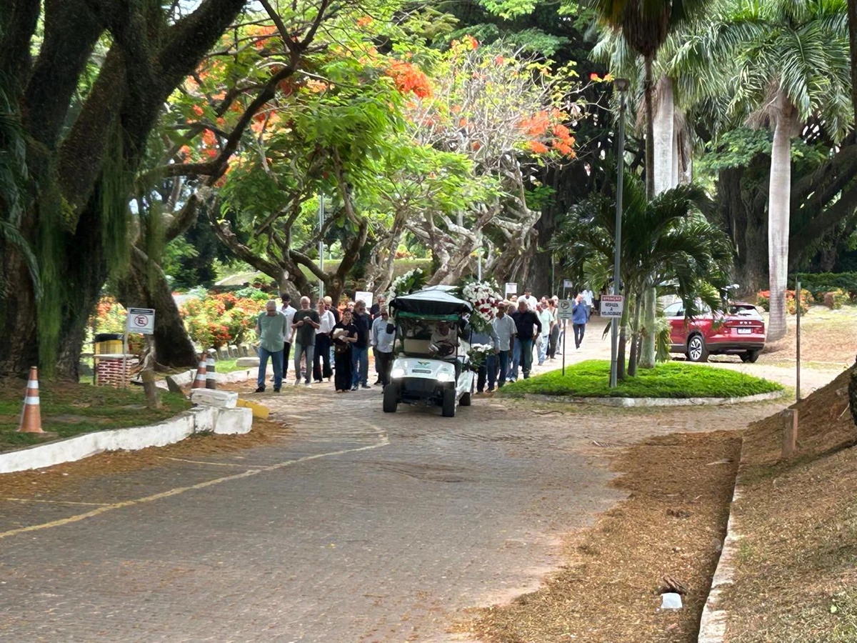 Enterro de Carlos Libório aconteceu no Jardim da Saudade, em Brotas  por Bruno Wendel/CORREIO