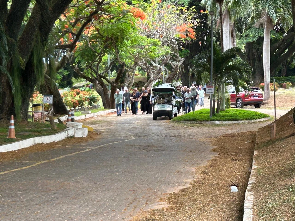 Enterro de Carlos Libório aconteceu no Jardim da Saudade, em Brotas  por Bruno Wendel/CORREIO