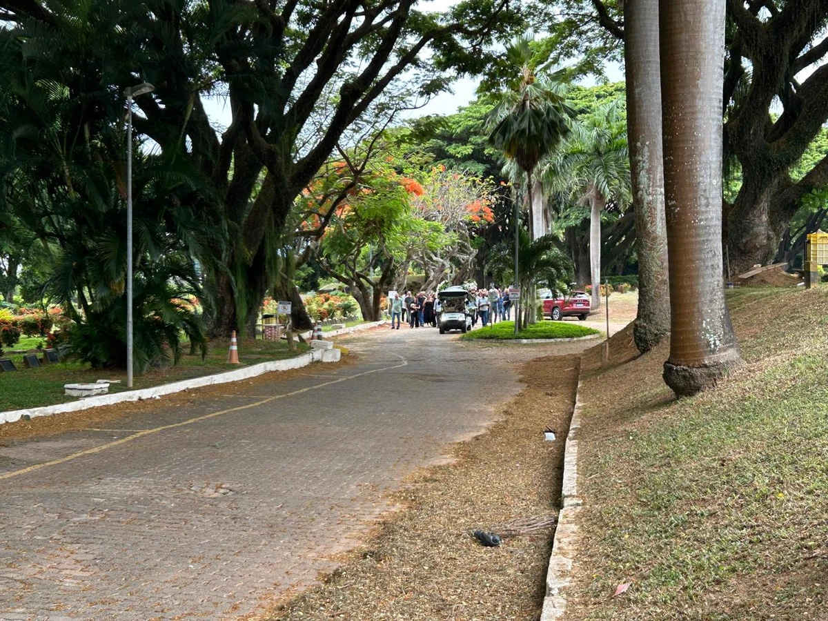 Enterro de Carlos Libório aconteceu no Jardim da Saudade, em Brotas  por Bruno Wendel/CORREIO