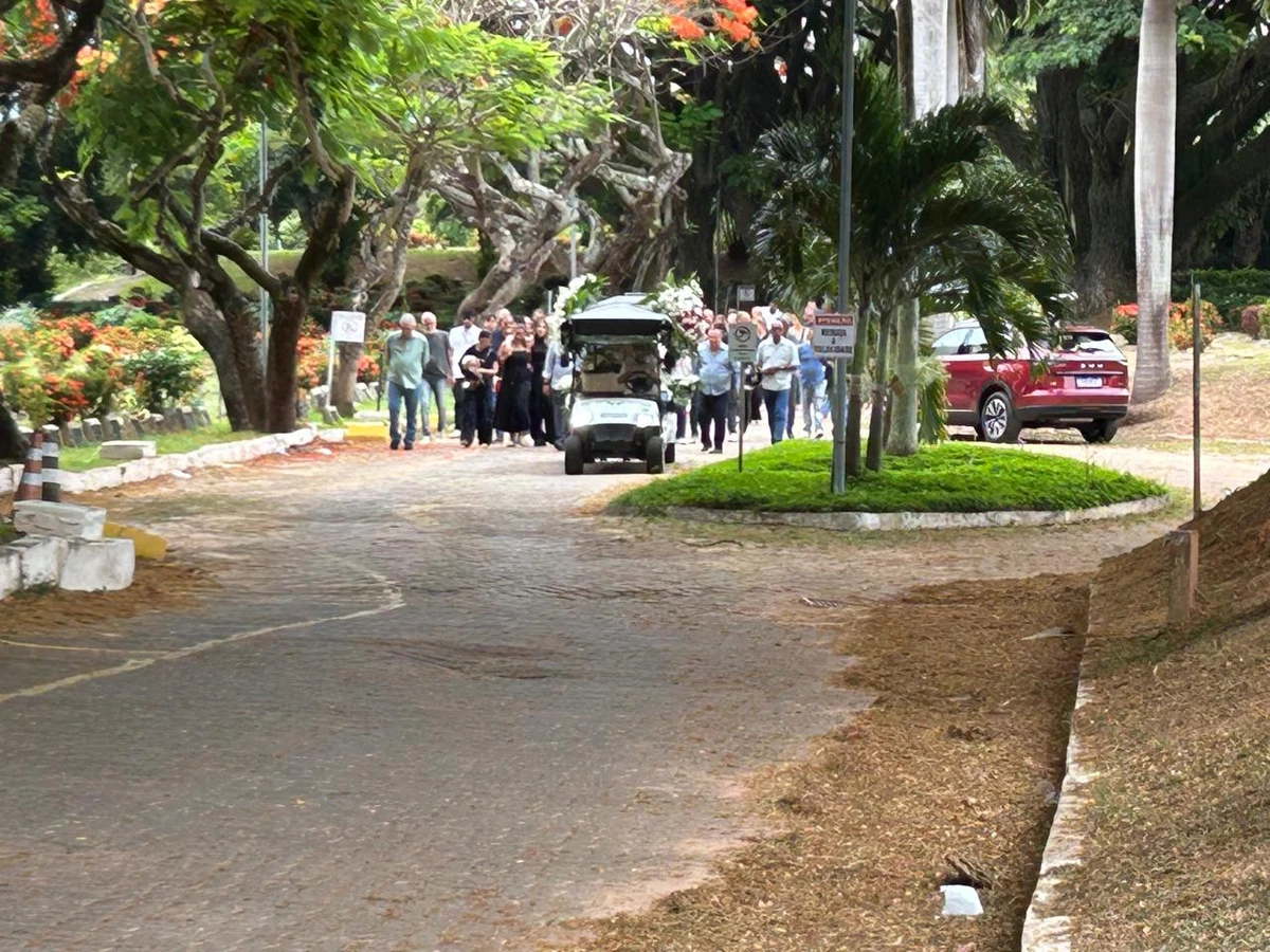 Enterro de Carlos Libório aconteceu no Jardim da Saudade, em Brotas  por Bruno Wendel/CORREIO