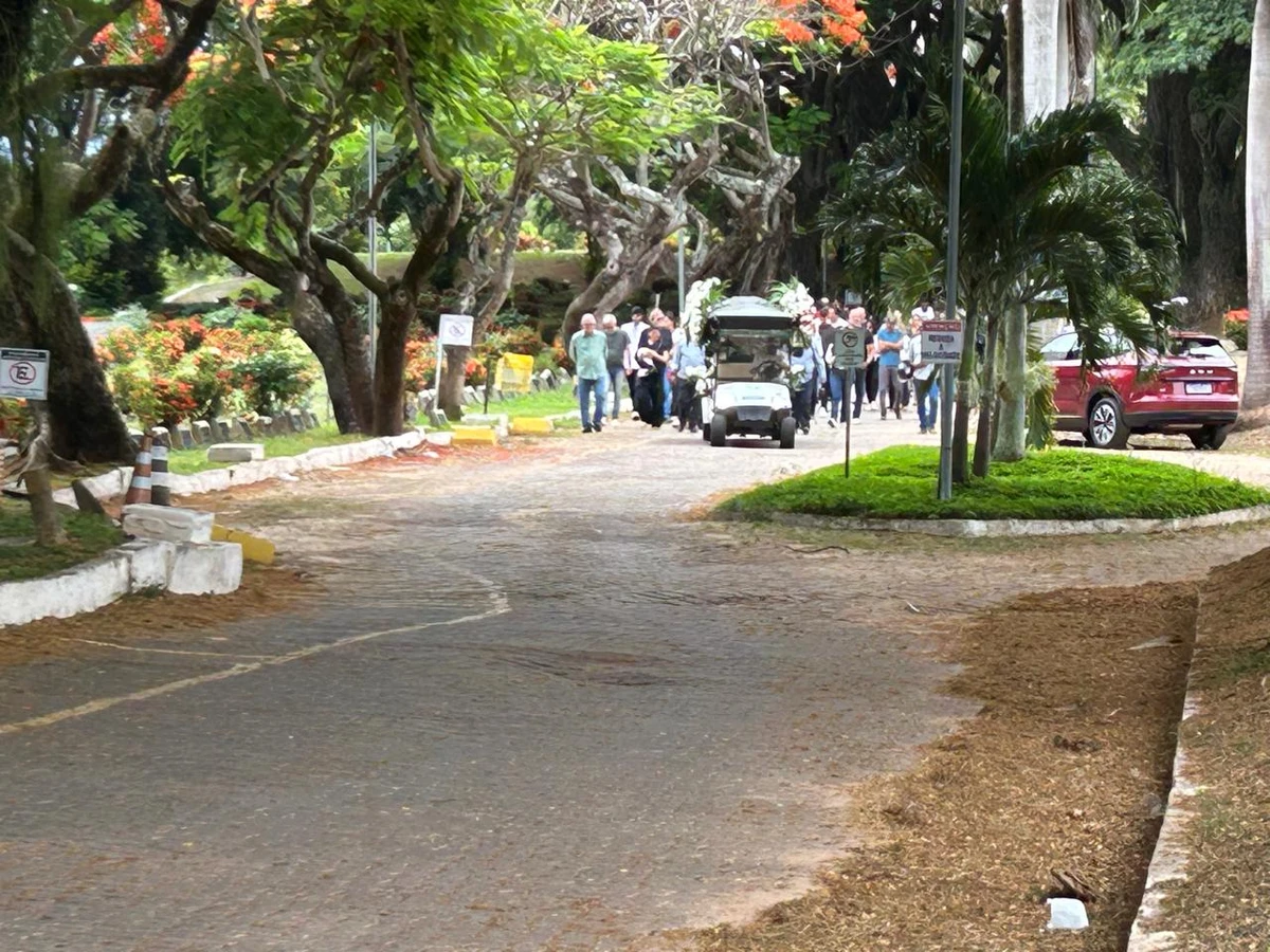 Enterro de Carlos Libório aconteceu no Jardim da Saudade, em Brotas  por Bruno Wendel/CORREIO