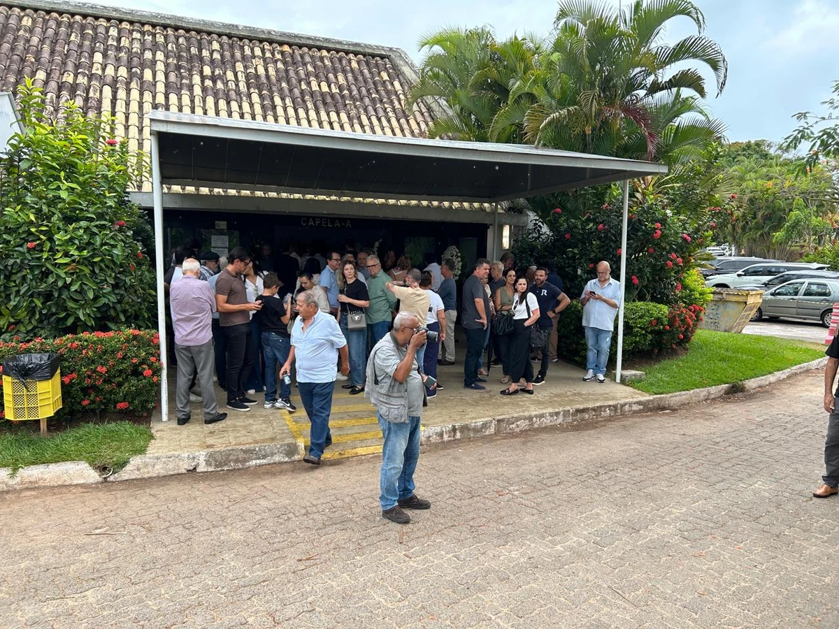 Enterro de Carlos Libório aconteceu no Jardim da Saudade, em Brotas  por Bruno Wendel/CORREIO