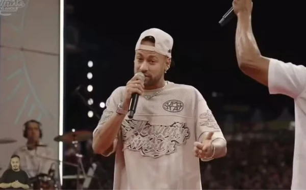 Neymar no show do cantor Thiaguinho