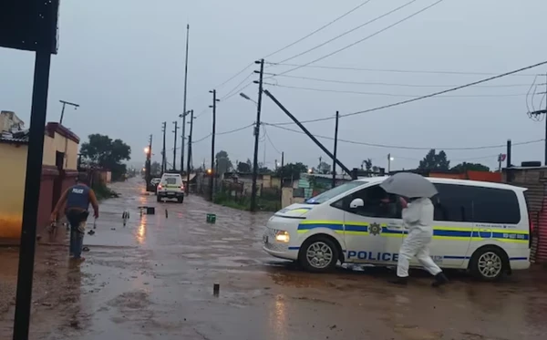 Polícia no bar onde ocorreu um ataque a tiros em Bekkersdal, nos subúrbios de Joanesburgo