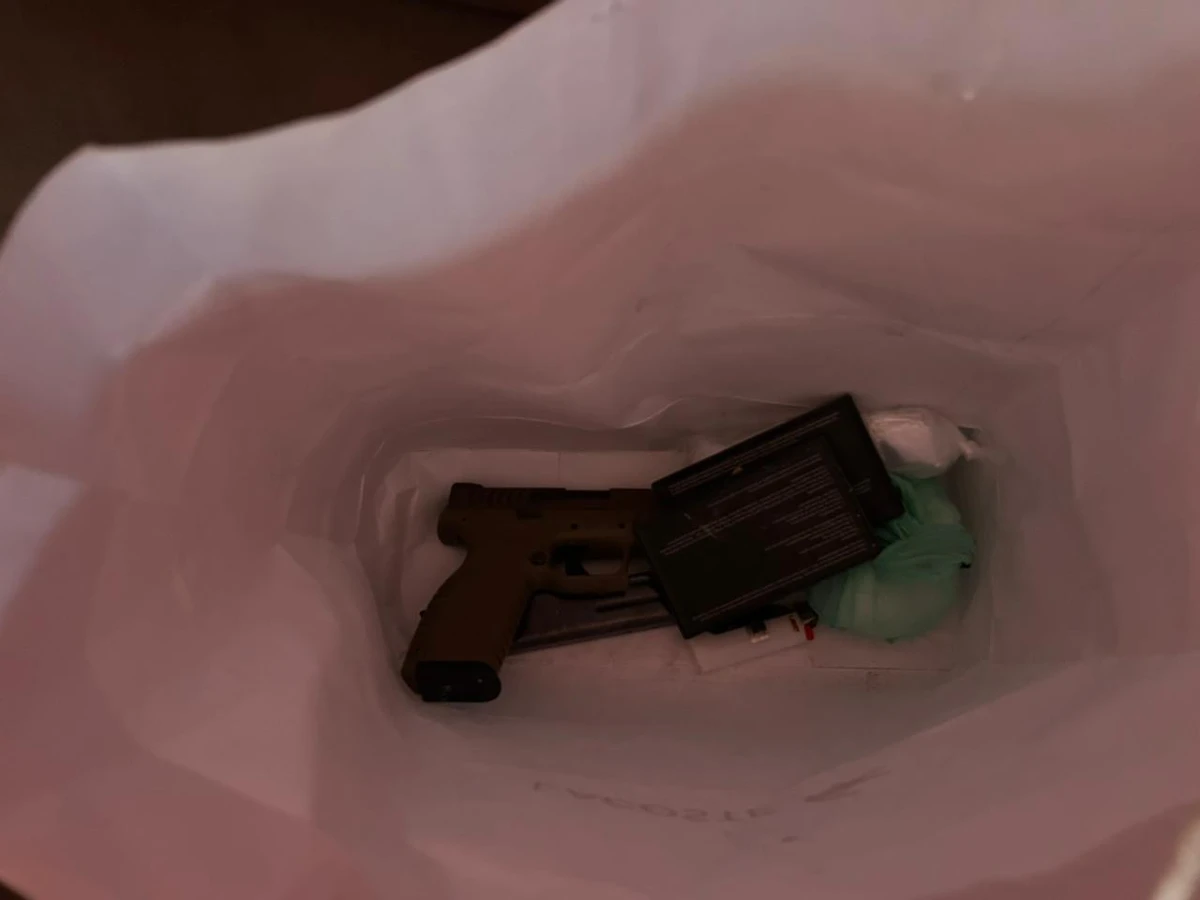     Polícia chega a ponto de armazenamento de armas e drogas do Comando Vermelho e prende dois em Salvador por Alberto Maraux/SSP