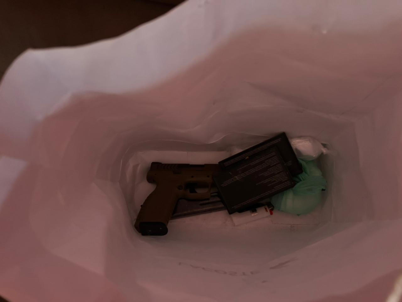 Polícia chega a ponto de armazenamento de armas e drogas do Comando Vermelho e prende dois em Salvador por Alberto Maraux/SSP