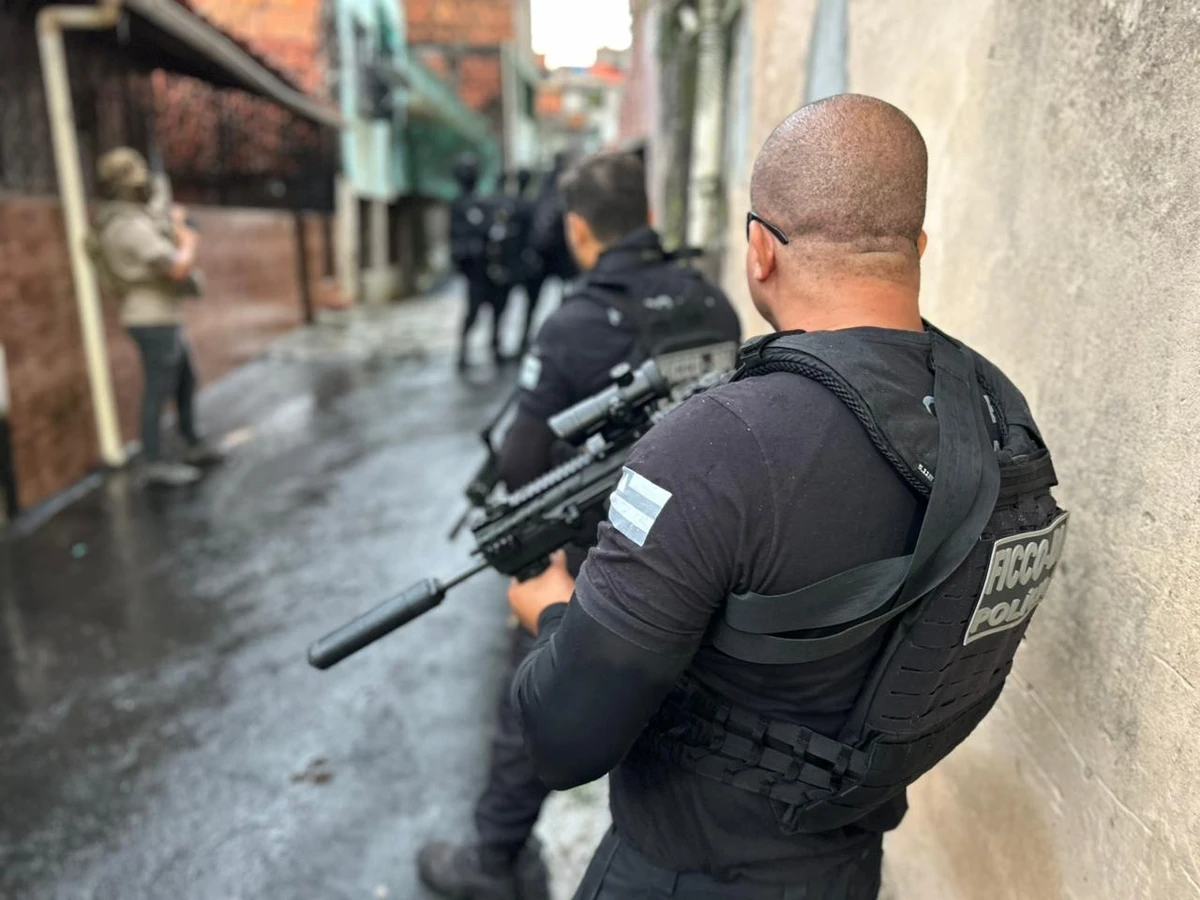     Polícia chega a ponto de armazenamento de armas e drogas do Comando Vermelho e prende dois em Salvador por Alberto Maraux/SSP