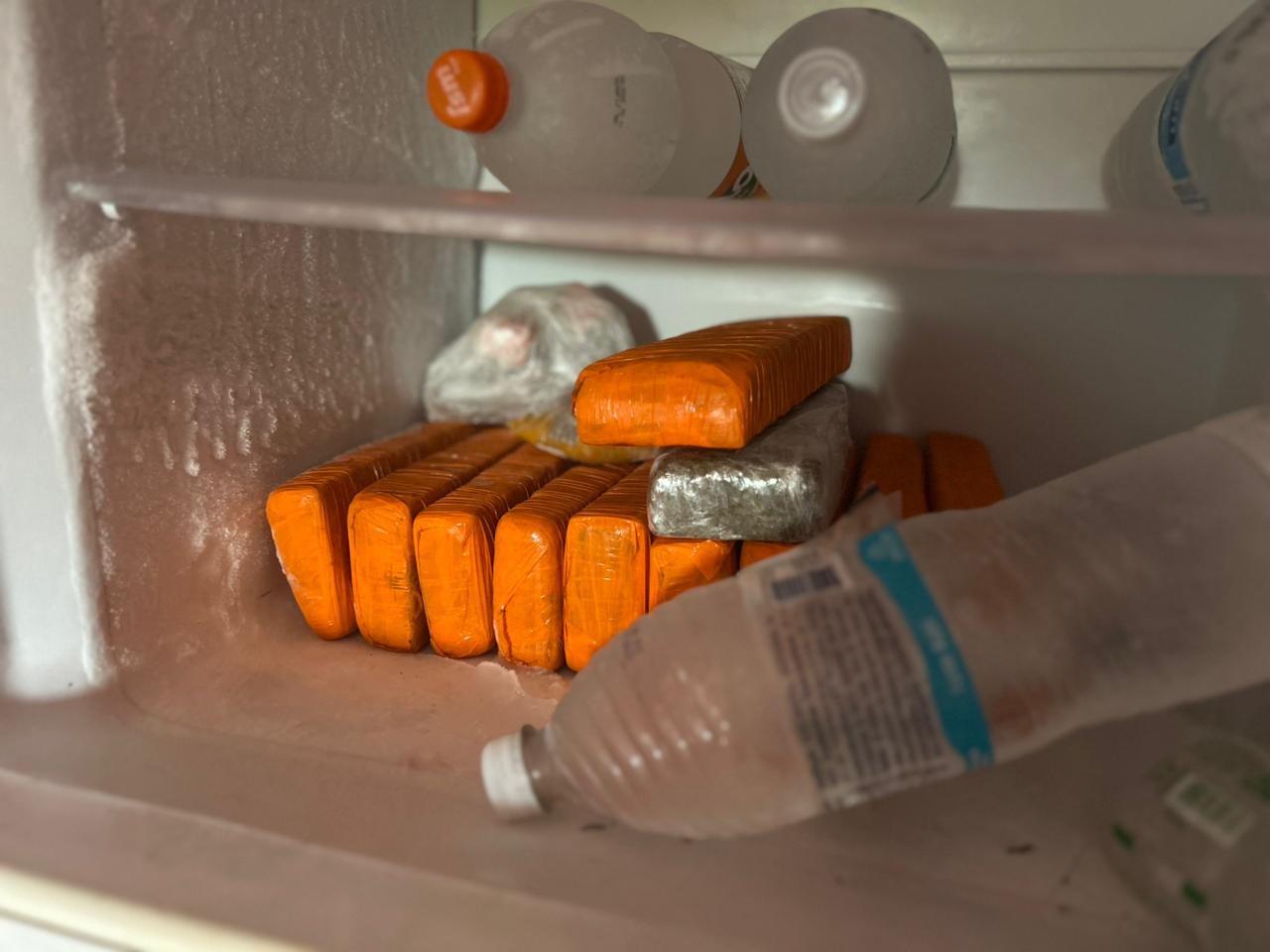 Polícia chega a ponto de armazenamento de armas e drogas do Comando Vermelho e prende dois em Salvador por Alberto Maraux/SSP