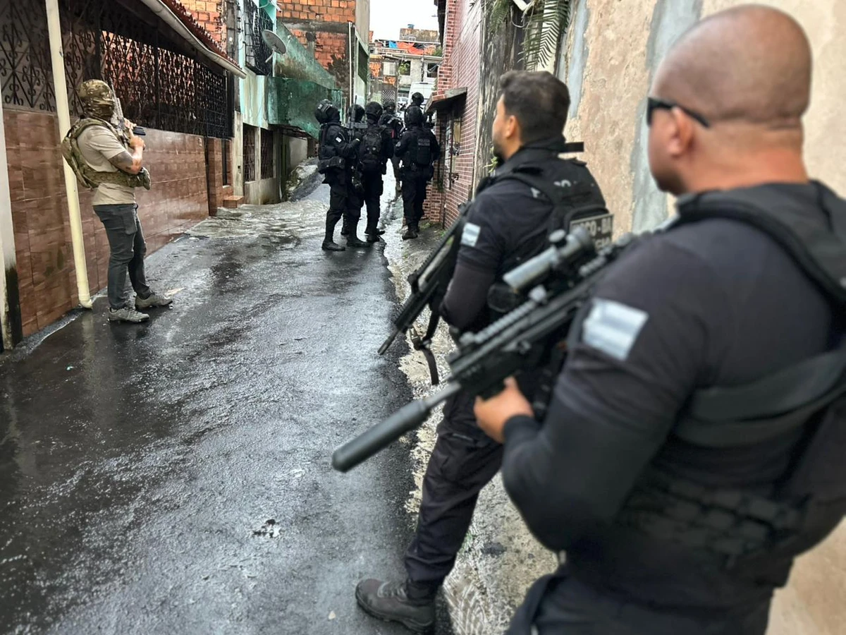     Polícia chega a ponto de armazenamento de armas e drogas do Comando Vermelho e prende dois em Salvador por Alberto Maraux/SSP