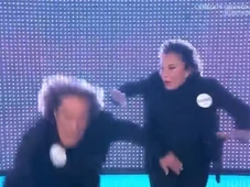 Imagem - Cantores idosos caem ao vivo ao entrar no palco de programa de TV e cena viraliza