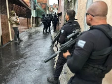 Imagem - Integrantes do Comando Vermelho tentam fugir pulando telhado durante operação em Salvador e acabam presos