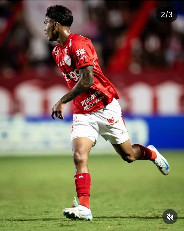 Atacante Gustavo Pajé é acusado de agredir mulher em bar por Reprodução