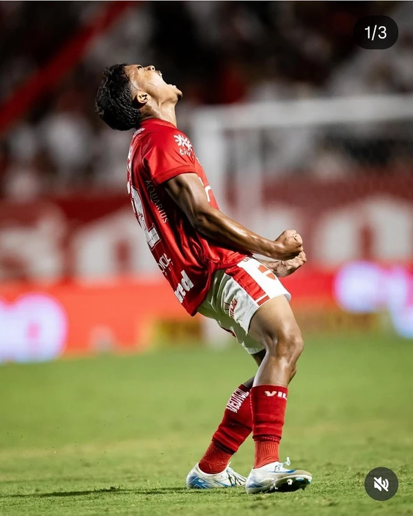 Atacante Gustavo Pajé é acusado de agredir mulher em bar por Reprodução