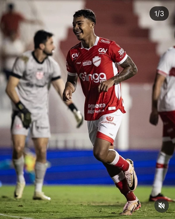 Atacante Gustavo Pajé é acusado de agredir mulher em bar por Reprodução