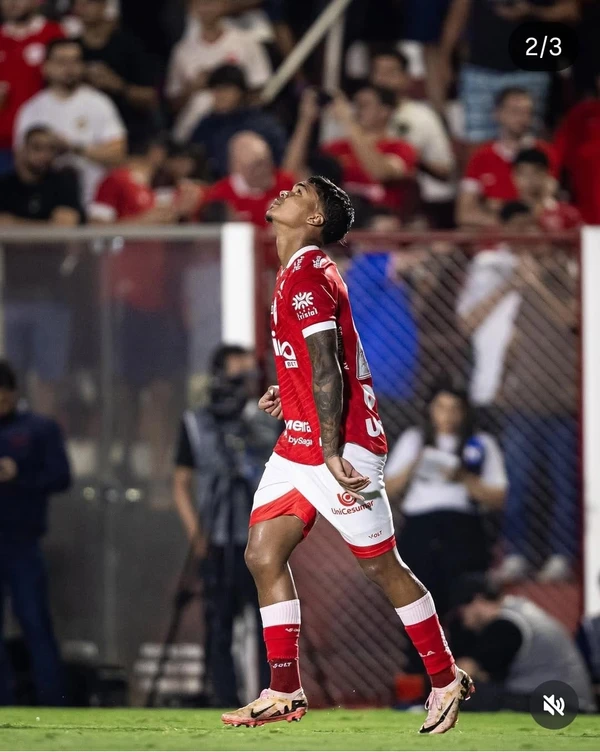 Atacante Gustavo Pajé é acusado de agredir mulher em bar por Reprodução