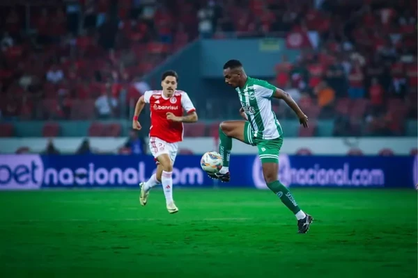 Caíque Gonçalves é o novo reforço do Vitória para 2026 por Fernando Alves/EC Juventude