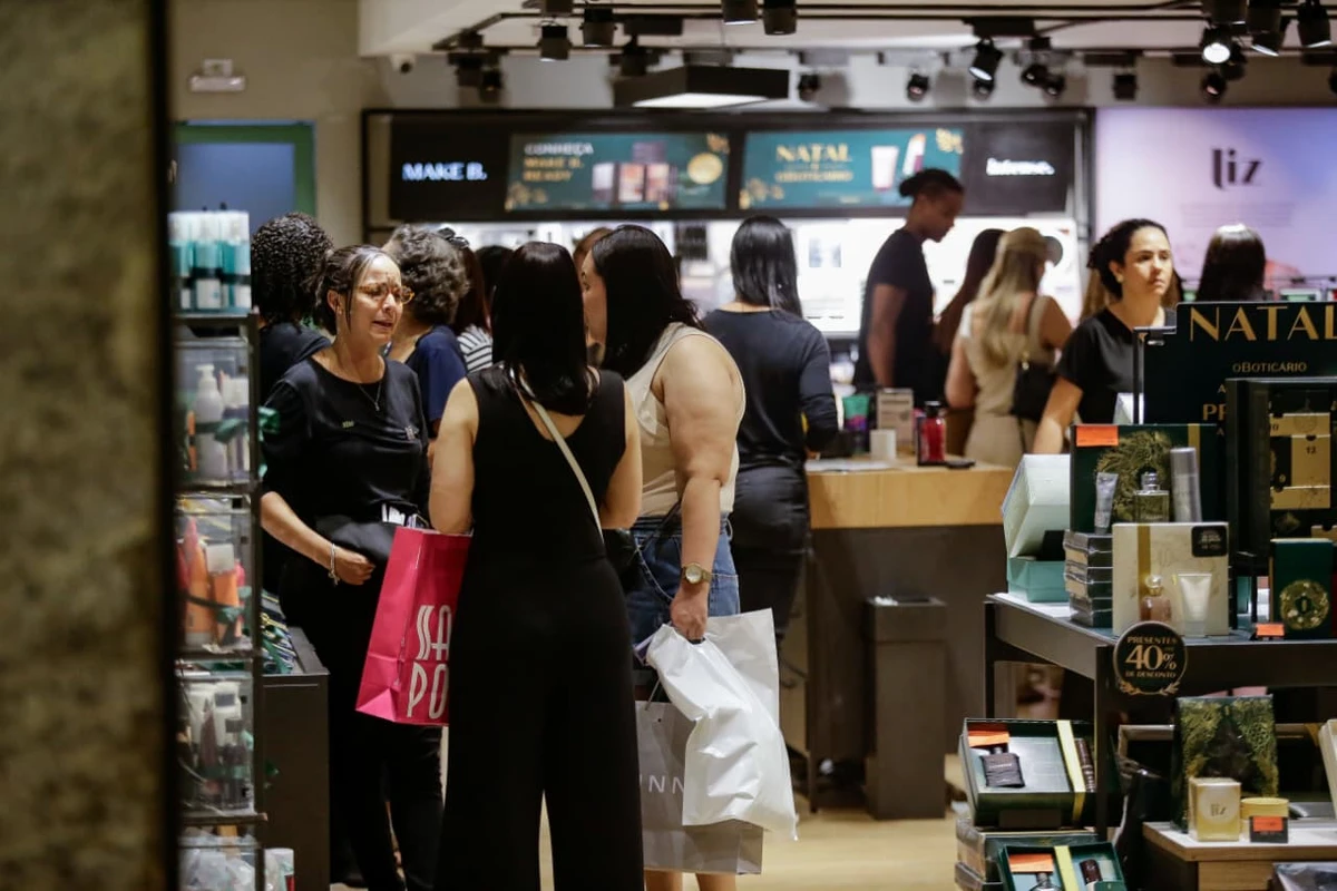 Ceia de Natal fica mais barata, mas preços dos presentes sobem em 2025