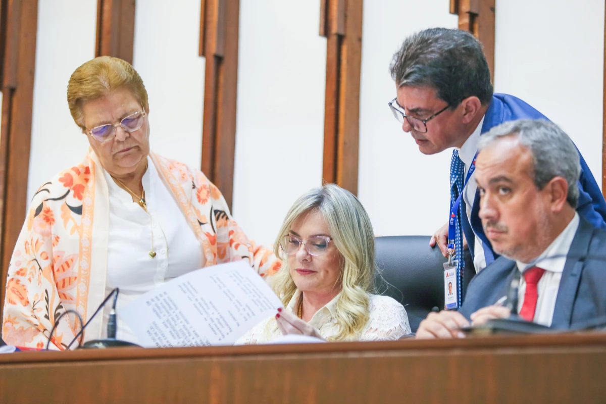 Ivana Bastos ao centro por Divulgação