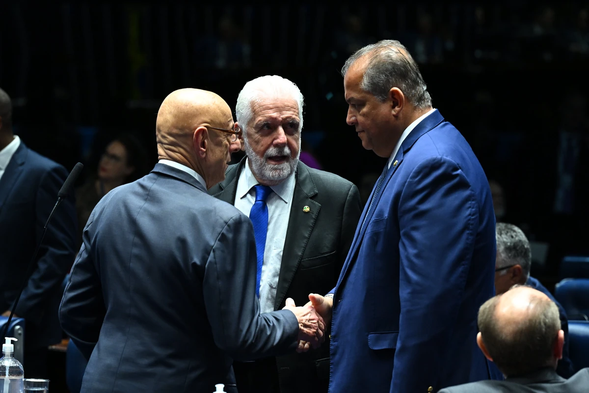 Jaques Wagner, o relator do PL da Dosimetria Esperidião Amin (PP-SC) e o senador Eduardo Gomes (PL-TO) no dia da votação da proposta
