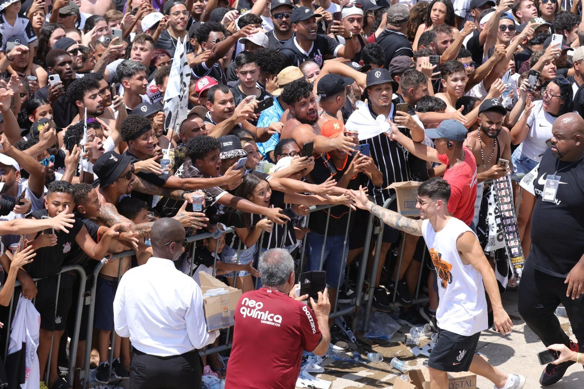 Jogadores comemoram com a torcida por José Manoel Idalgo / Corinthians