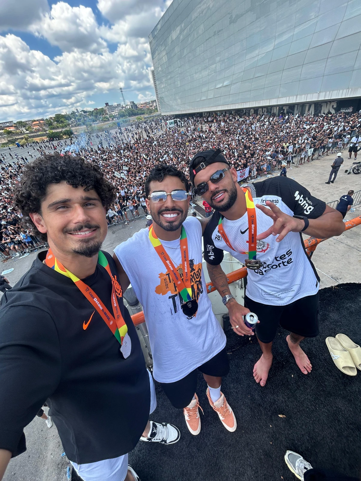 Jogadores comemoram com a torcida por Reprodução