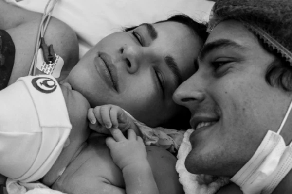 Palo, primeiro filho de Mariana Rios e João Diniz, nasceu nesta segunda-feira (22)