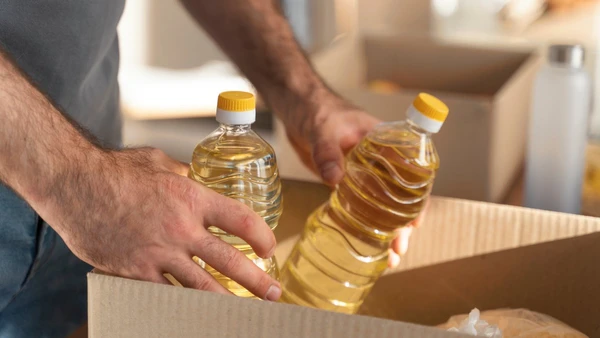 Pesquisa com ratos reacende debate sobre o consumo de óleo de soja e seus efeitos no peso.