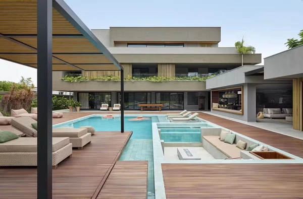 Veja a mansão de Paolla Oliveira e Diogo Nogueira por André Klotz / casavogue