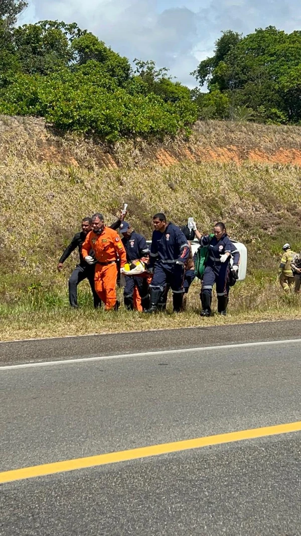 Vítima é resgatada de helicóptero na Região Metropolitana de Salvador por Divulgação