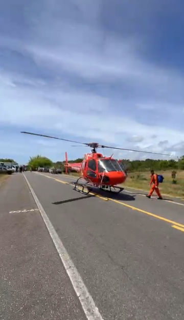 Vítima é resgatada de helicóptero na Região Metropolitana de Salvador por Divulgação