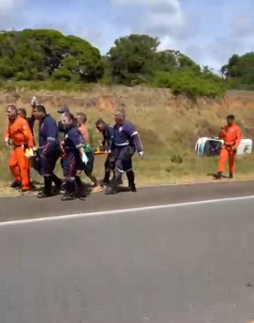 Vítima é resgatada de helicóptero na Região Metropolitana de Salvador por Divulgação