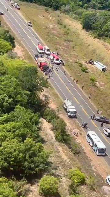 Vítima é resgatada de helicóptero na Região Metropolitana de Salvador por Divulgação