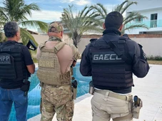 Imagem - Polícia apreende 50kg de cocaína e fuzis em mansão ligada a facção; líder é preso em São Paulo