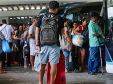 Imagem - Presente na mala e passagem na mão: baianos embarcam em Rodoviária de Salvador rumo ao interior