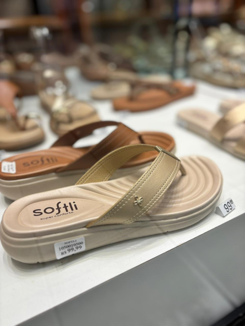 A Dinni Calçados do Shopping Paralela tem sandália de dedo por R$ 99,99 por Divulgação