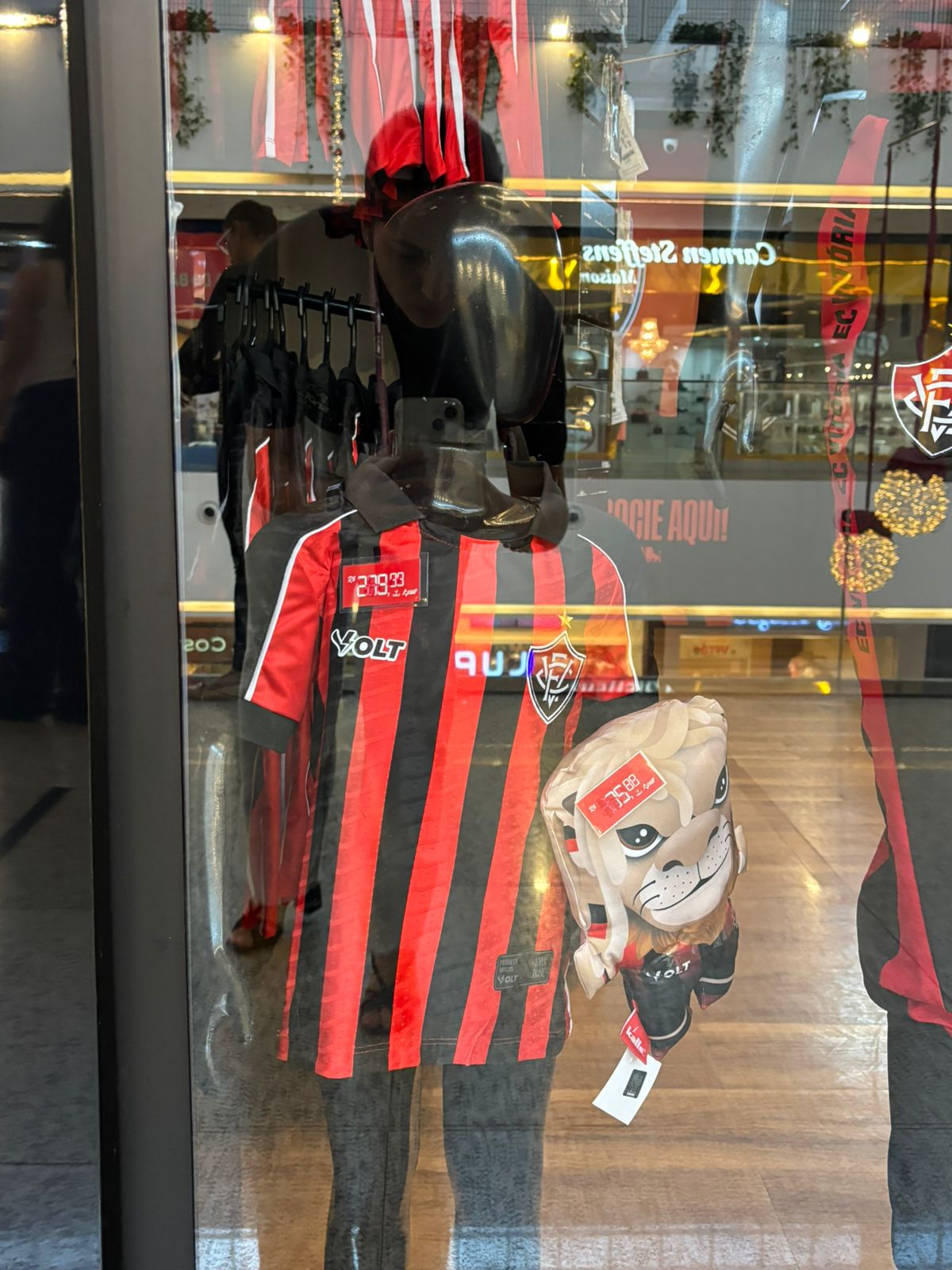 A loja do Esporte Clube Vitória no Parque Shopping Bahia tem a camisa oficial por R$279,99 por Divulgação