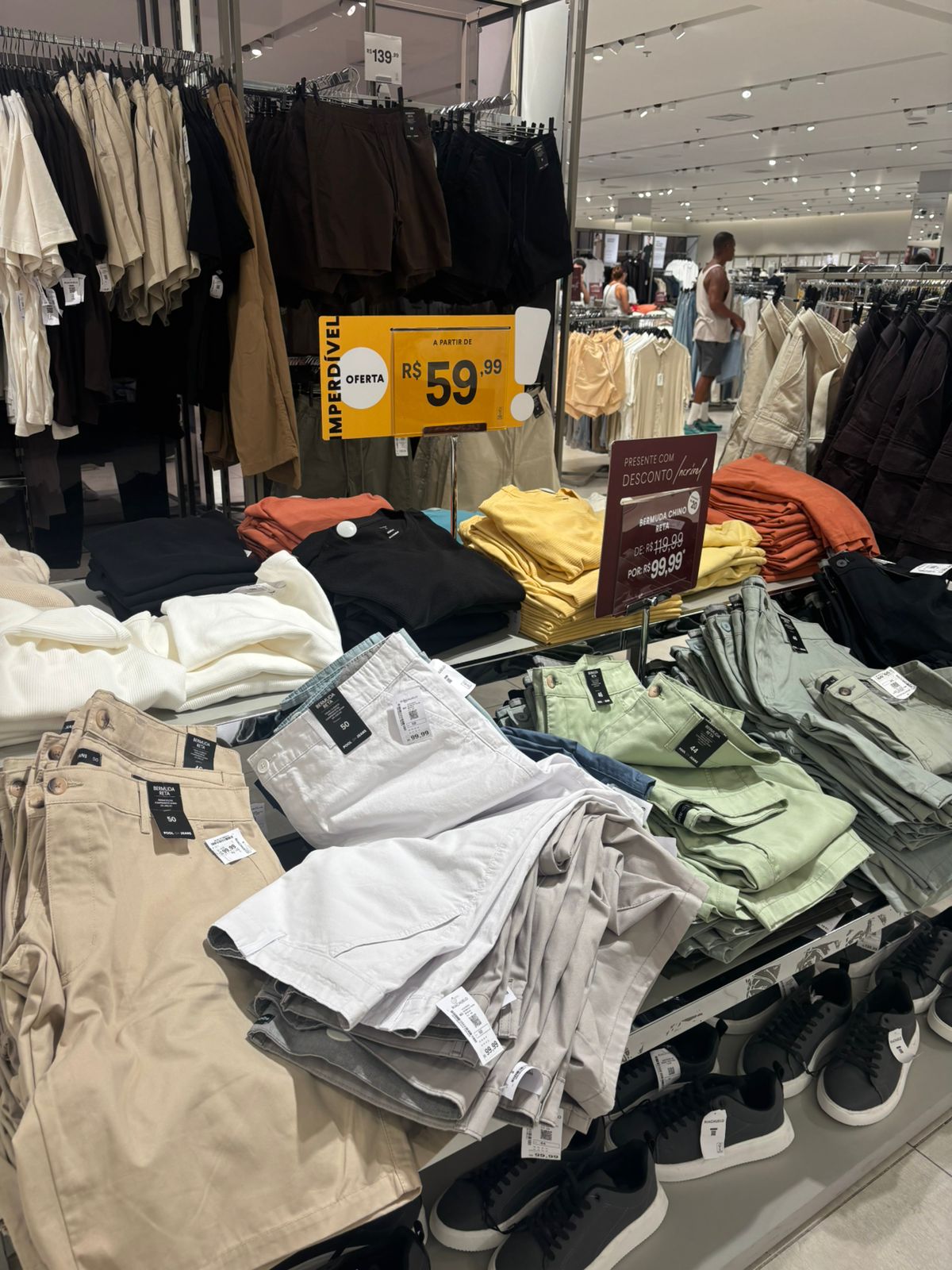 A Riachuelo do Parque Shopping Bahia tem bermudas a partir de R$59.99 por Divulgação