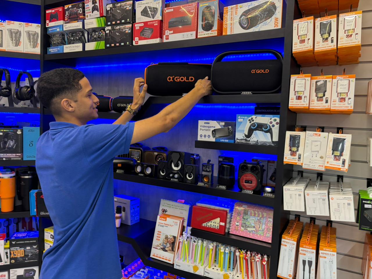 Achadinhos de eletrônicos no Metrô Bahia. Caixas de som estão saindo a partir de R$35,99 e fones a partir de R$79,90. por Divulgação