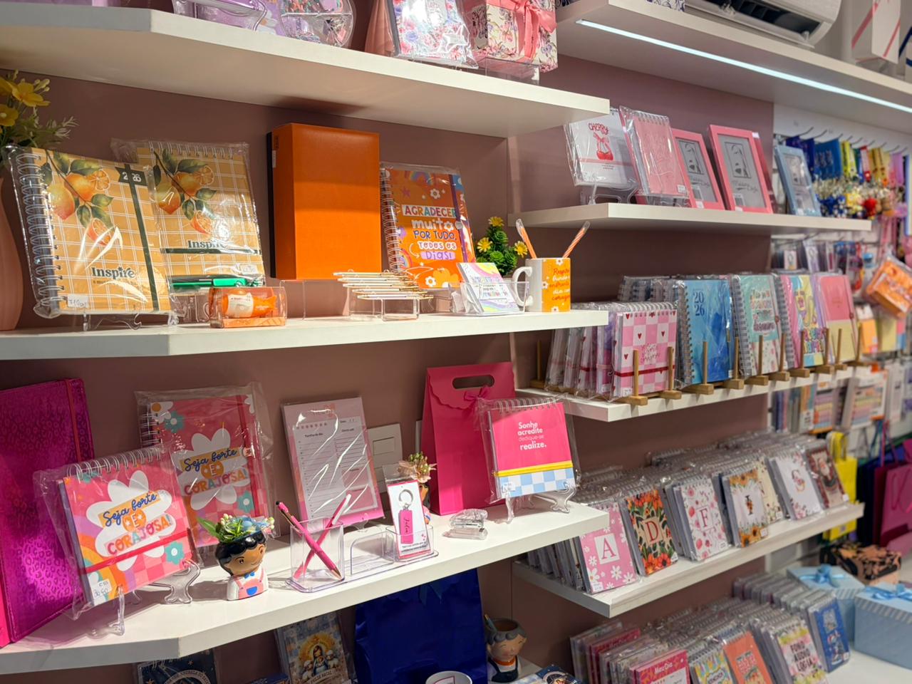 Achadinhos de papelaria no Metrô Bahia: Há bloquinhos com preços a partir de R$7,90, kits com caneca e três bloquinhos por R$27,90 e agenda por R$ 71. por Divulgação