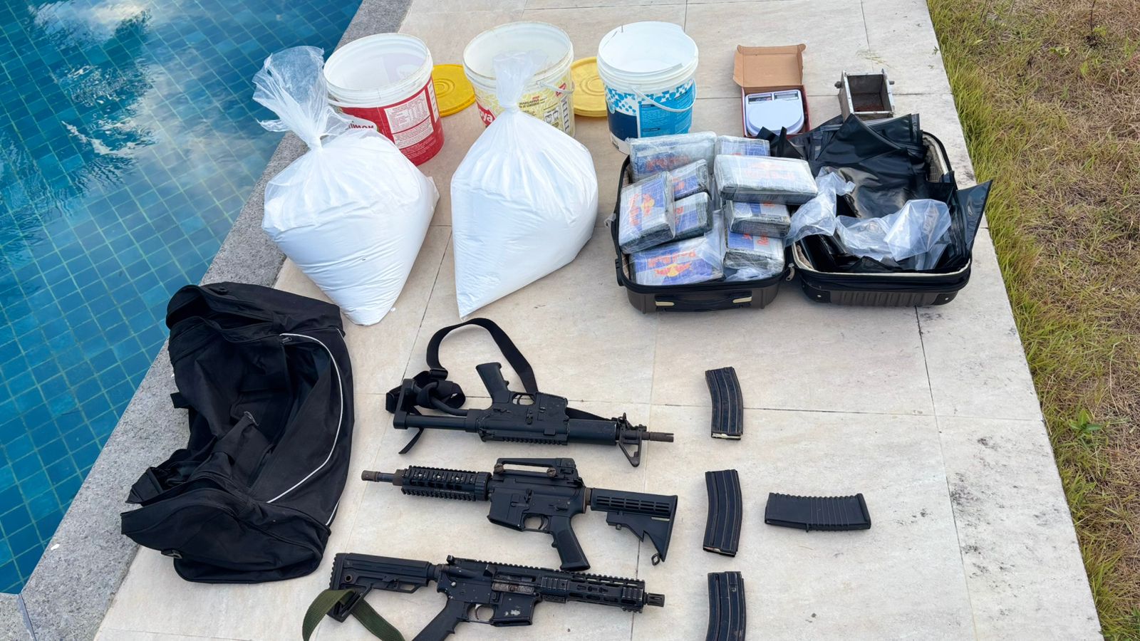 Arembepe: polícia apreende 50kg de cocaína e fuzis em mansão por Divulgação