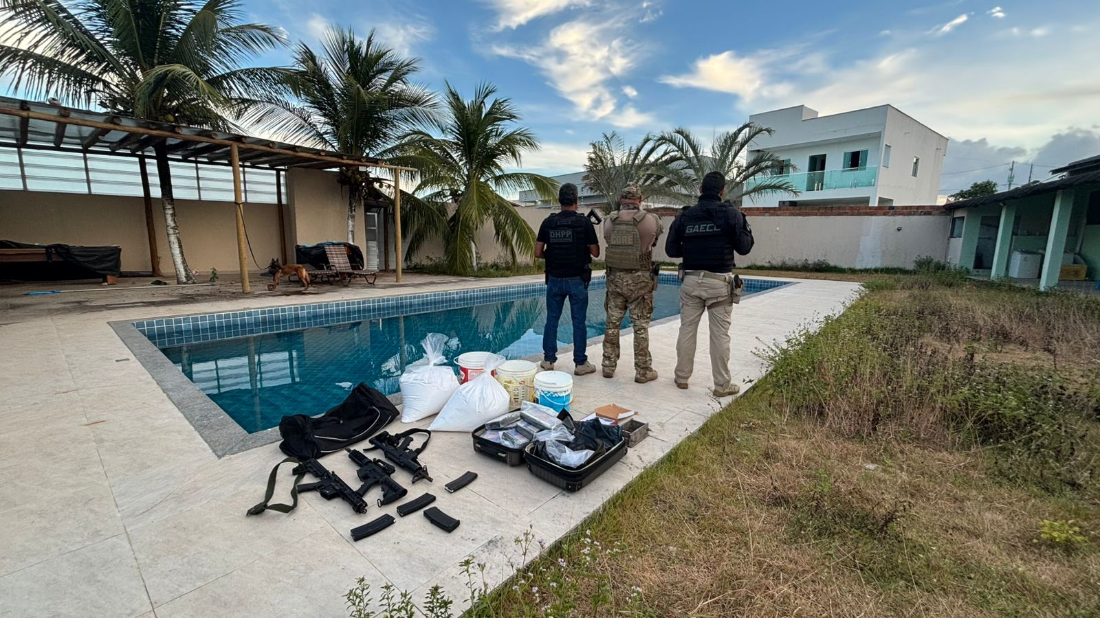 Arembepe: polícia apreende 50kg de cocaína e fuzis em mansão por Divulgação