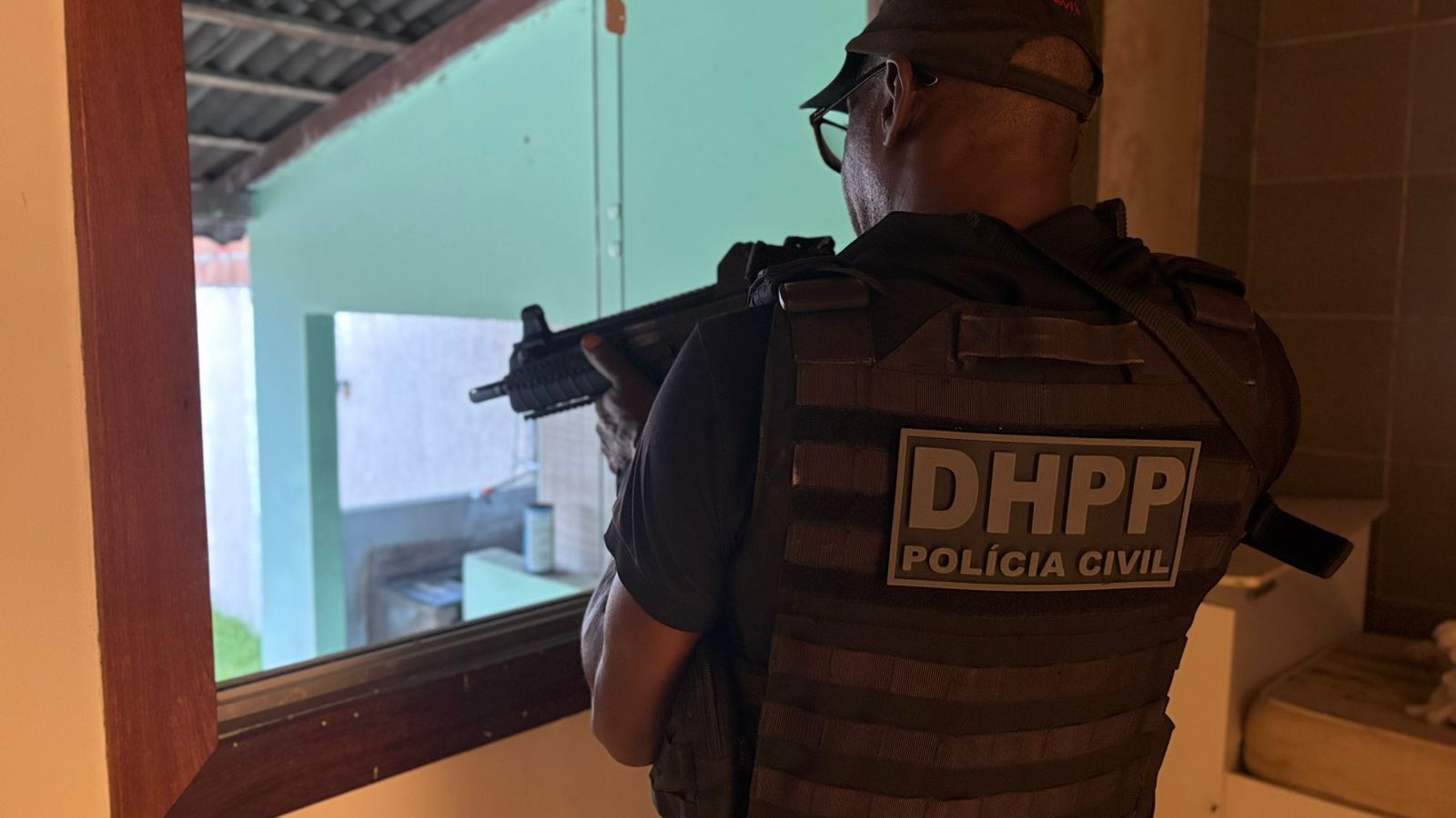 Arembepe: polícia apreende 50kg de cocaína e fuzis em mansão por Divulgação