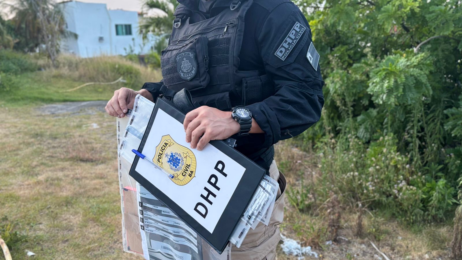 Arembepe: polícia apreende 50kg de cocaína e fuzis em mansão por Divulgação