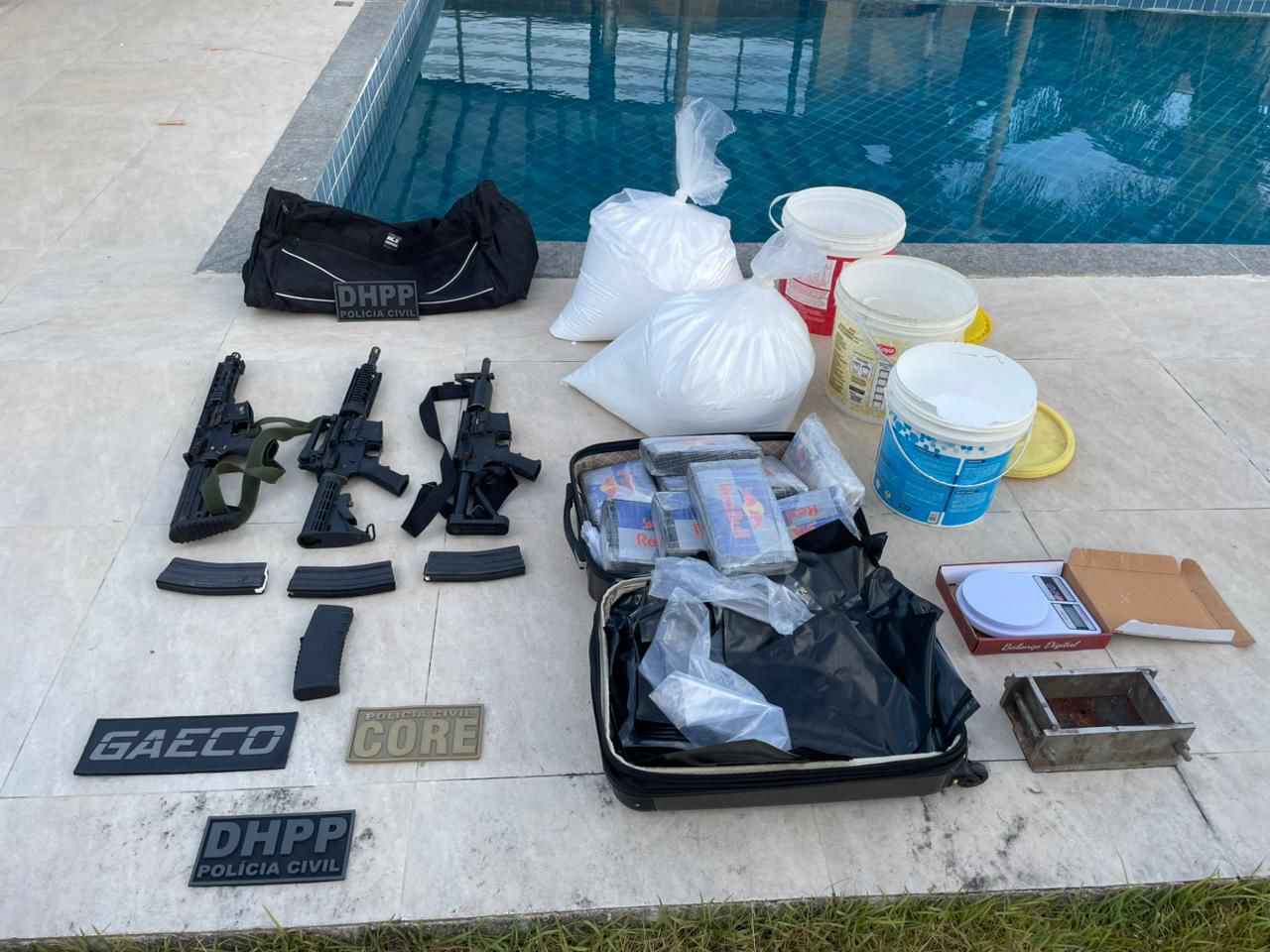 Arembepe: polícia apreende 50kg de cocaína e fuzis em mansão por Divulgação