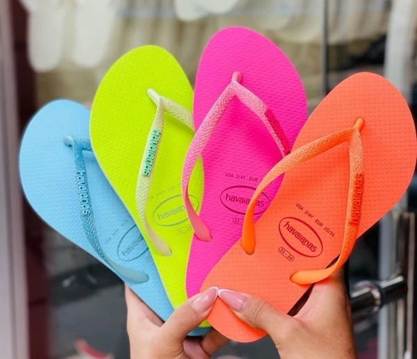 Havaianas de cores diversas