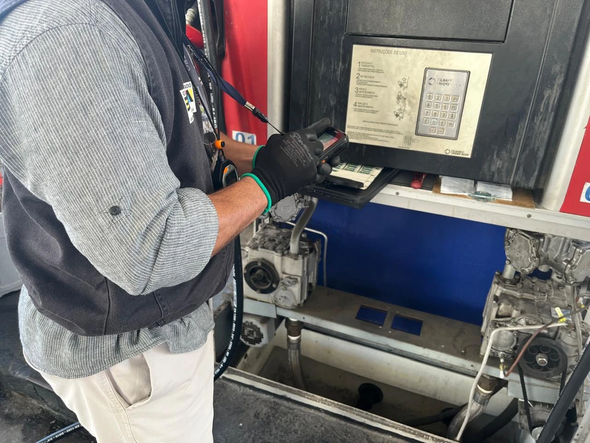 Irregularidades na venda de combustível levam à interdição de bombas em postos de Salvador e RMS